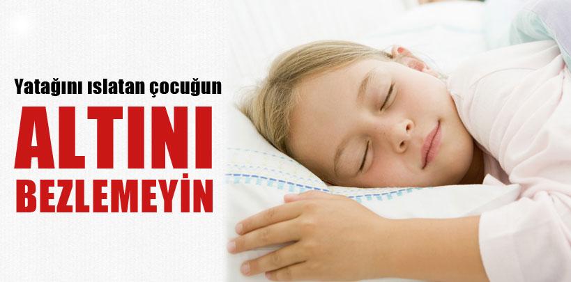Yatağını ıslatan çocuğun altını bezlemeyin