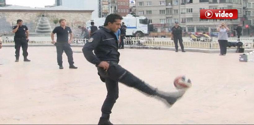 Çevik kuvvet top oynadı