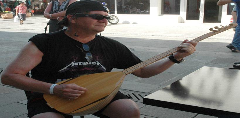 Bir şarkı İsveçli turiste saz çaldırdı