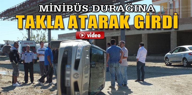 Otobüsün çarptığı otomobil takla atarak minibüs durağına girdi